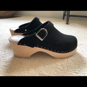 Hanna Andersson black clogs